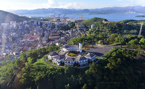 Les villas au pied du pont Bai Chay